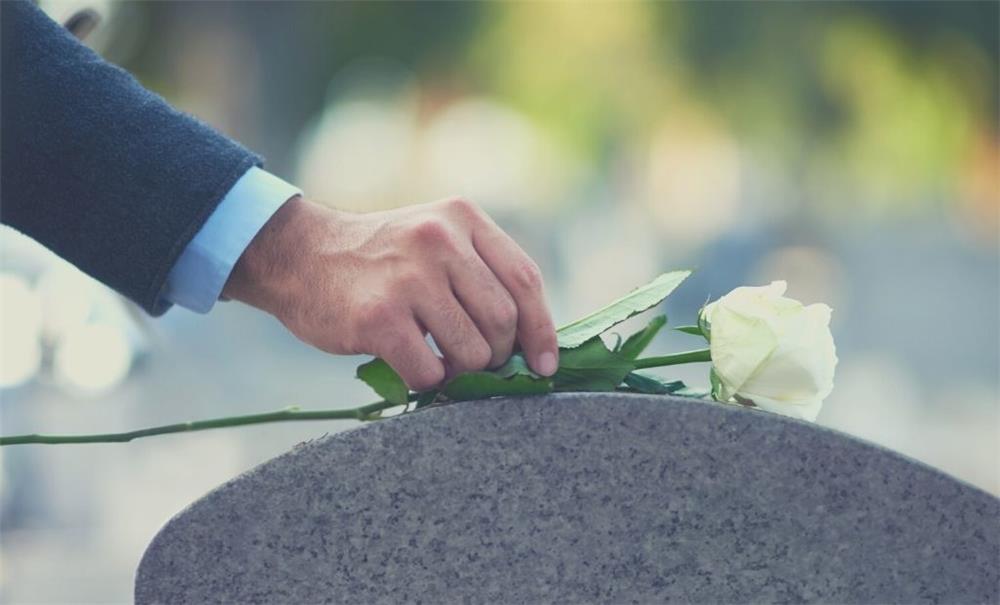 Top 10 cosas para decir para consolar a alguien en un funeral