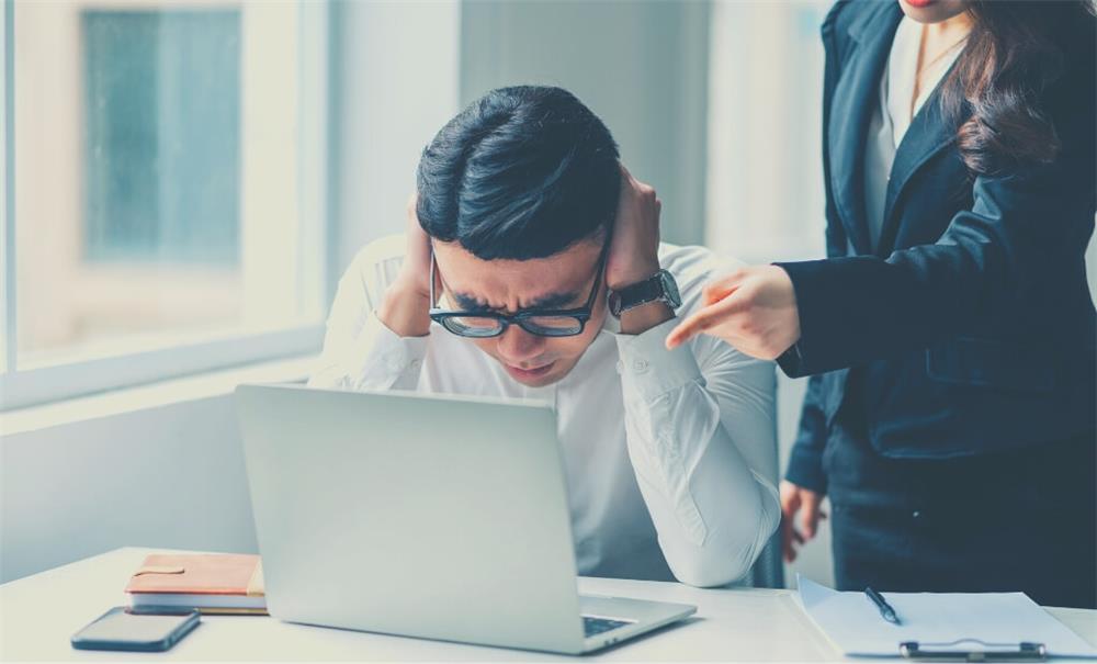 I 10 migliori segnali di avvertimento che il tuo capo ti sta illuminando al lavoro