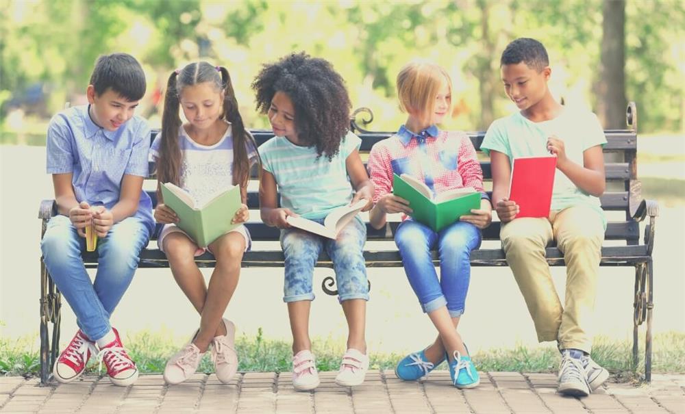 Top 10 citazioni di lettura per i bambini per agganciarli ai libri