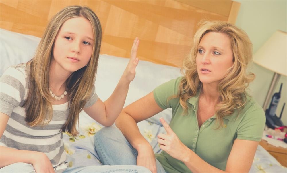 Top 10 señales tristes de su hija se ha convertido en una persona tóxica